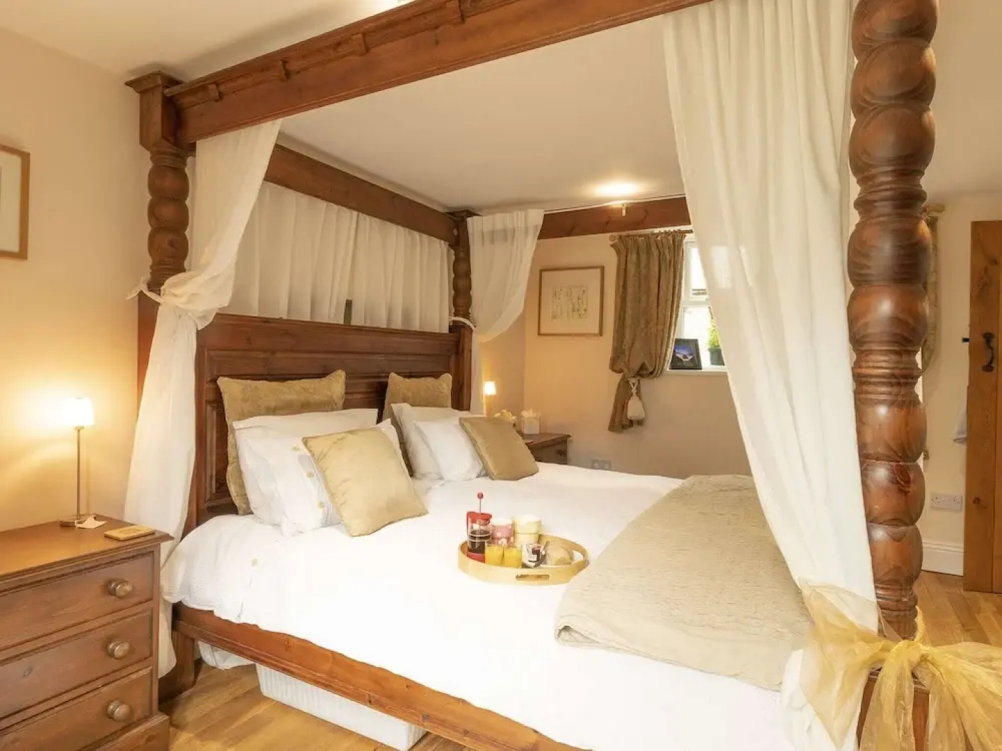 Luxury refurbished Gamekeeper's cottage, 15 acres of woodland by Hadrian's Wall