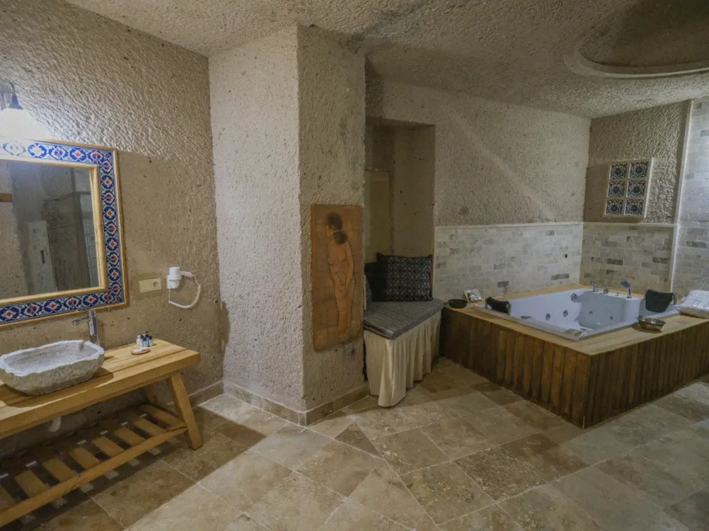 Kalsedon Cave Suites