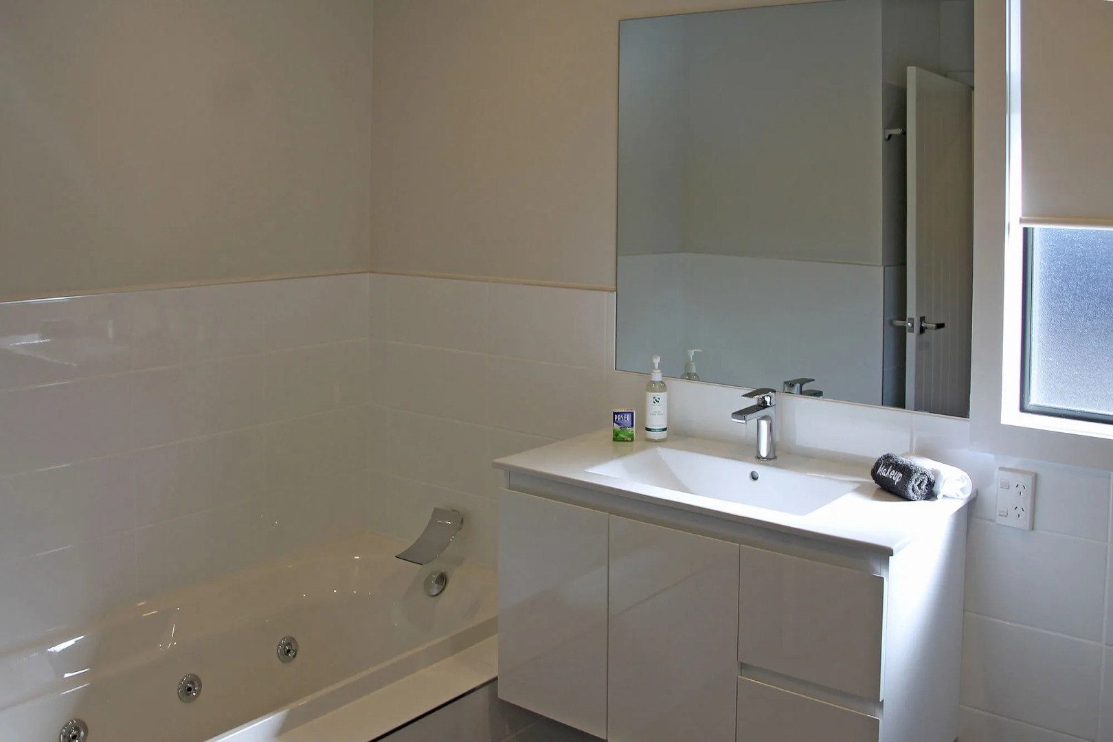 Acacia Lake View Motel