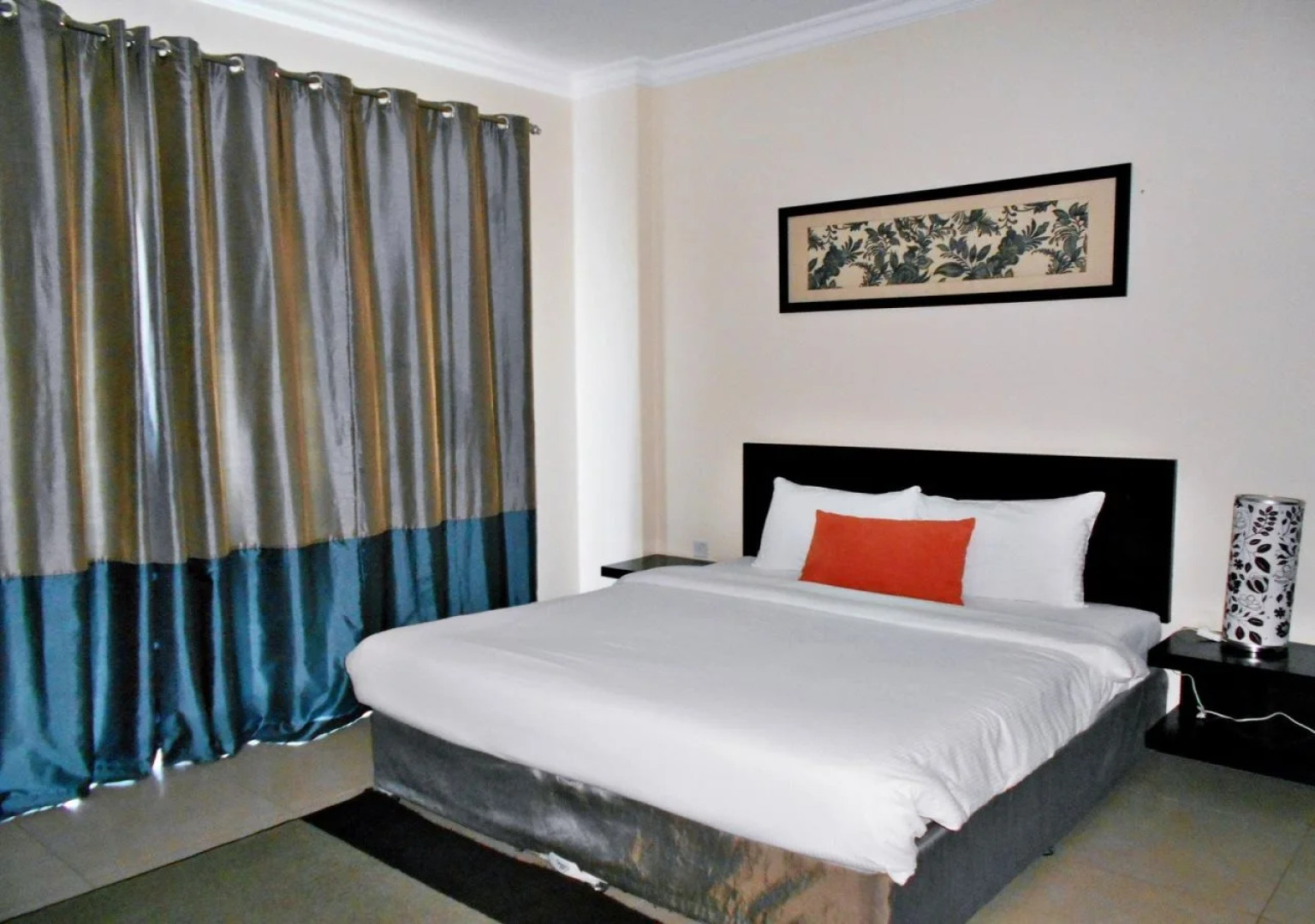 Butterfly Hotel Suites