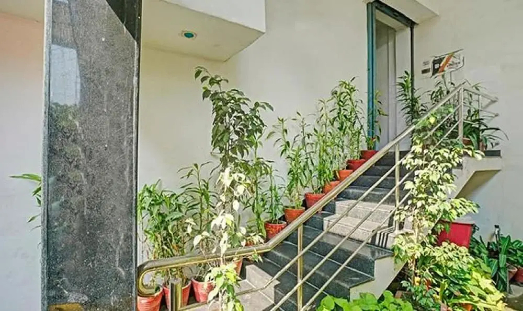 Oyo 90840 Majestic Raja Nagari