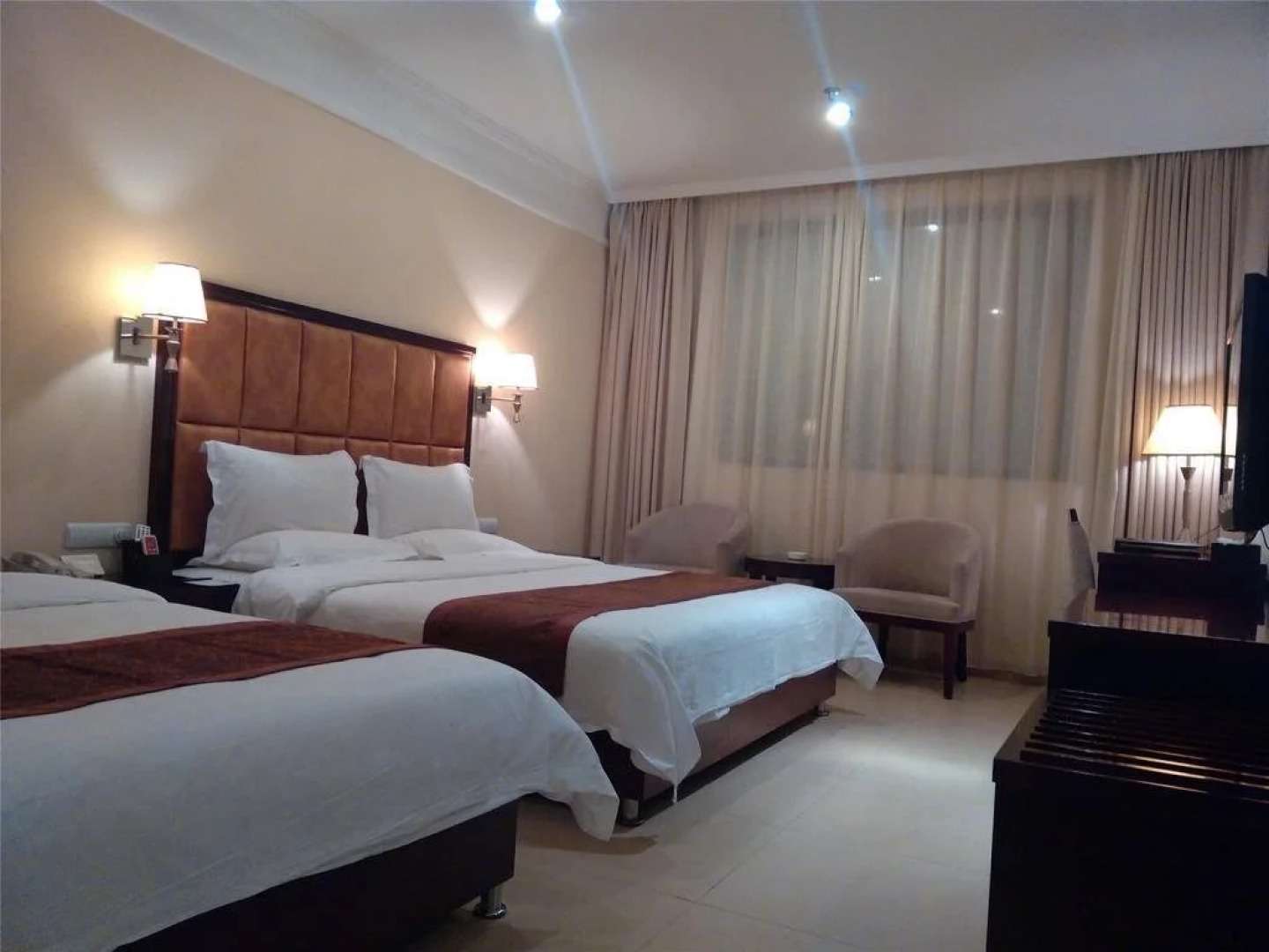 Wuzhishan Huajue Business Hotel