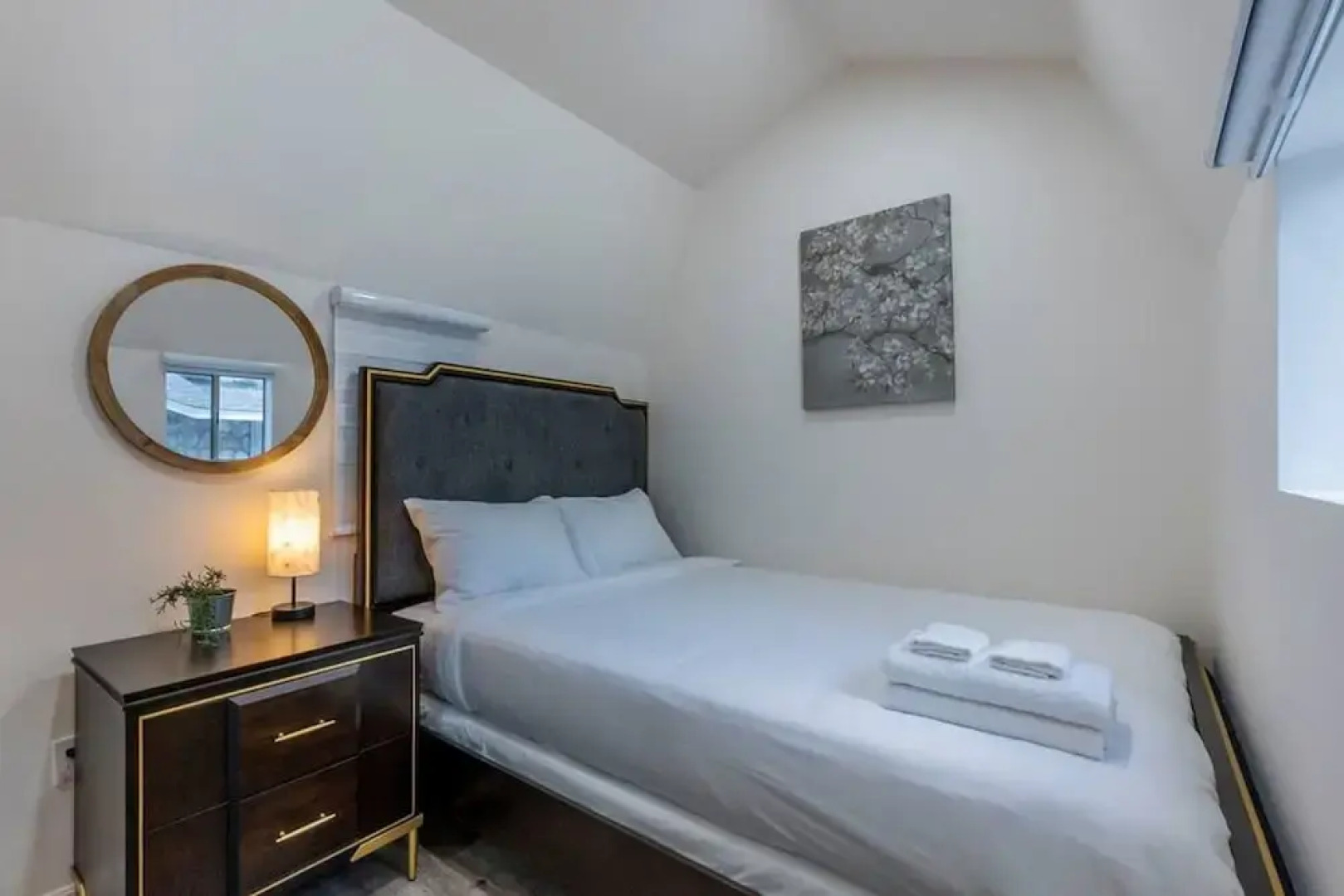 Stunning LA Luxury Retreat Ideal for Work or Play