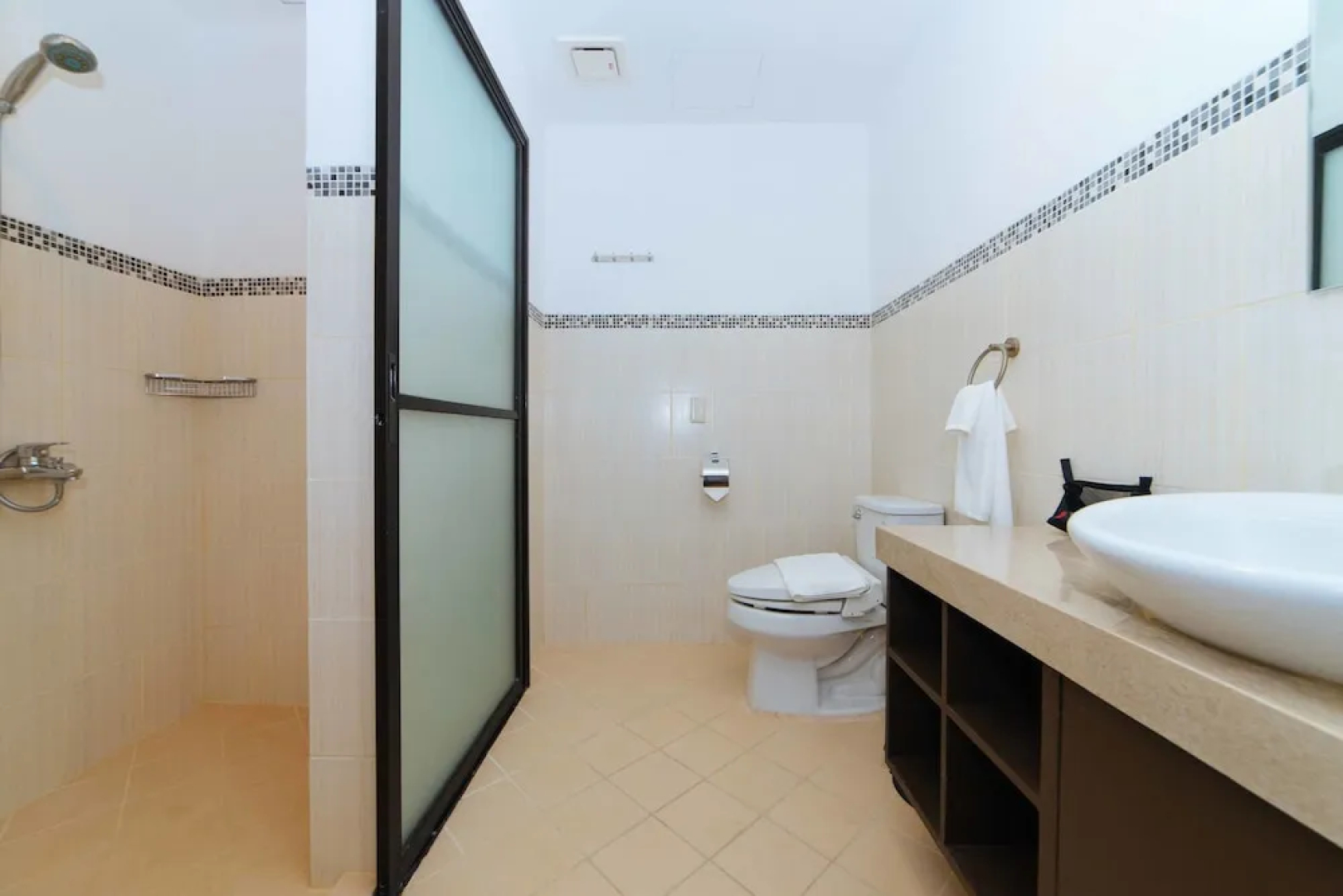 RedDoorz Premium @ Sta Rosa Tagaytay Road