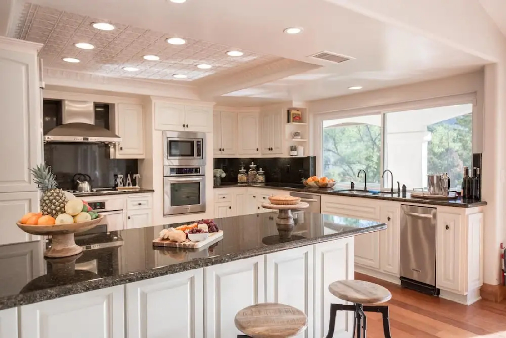 De Luz by AvantStay | Sleeps 24 | 5 Acre Estate w/ Lake & Orange Groves