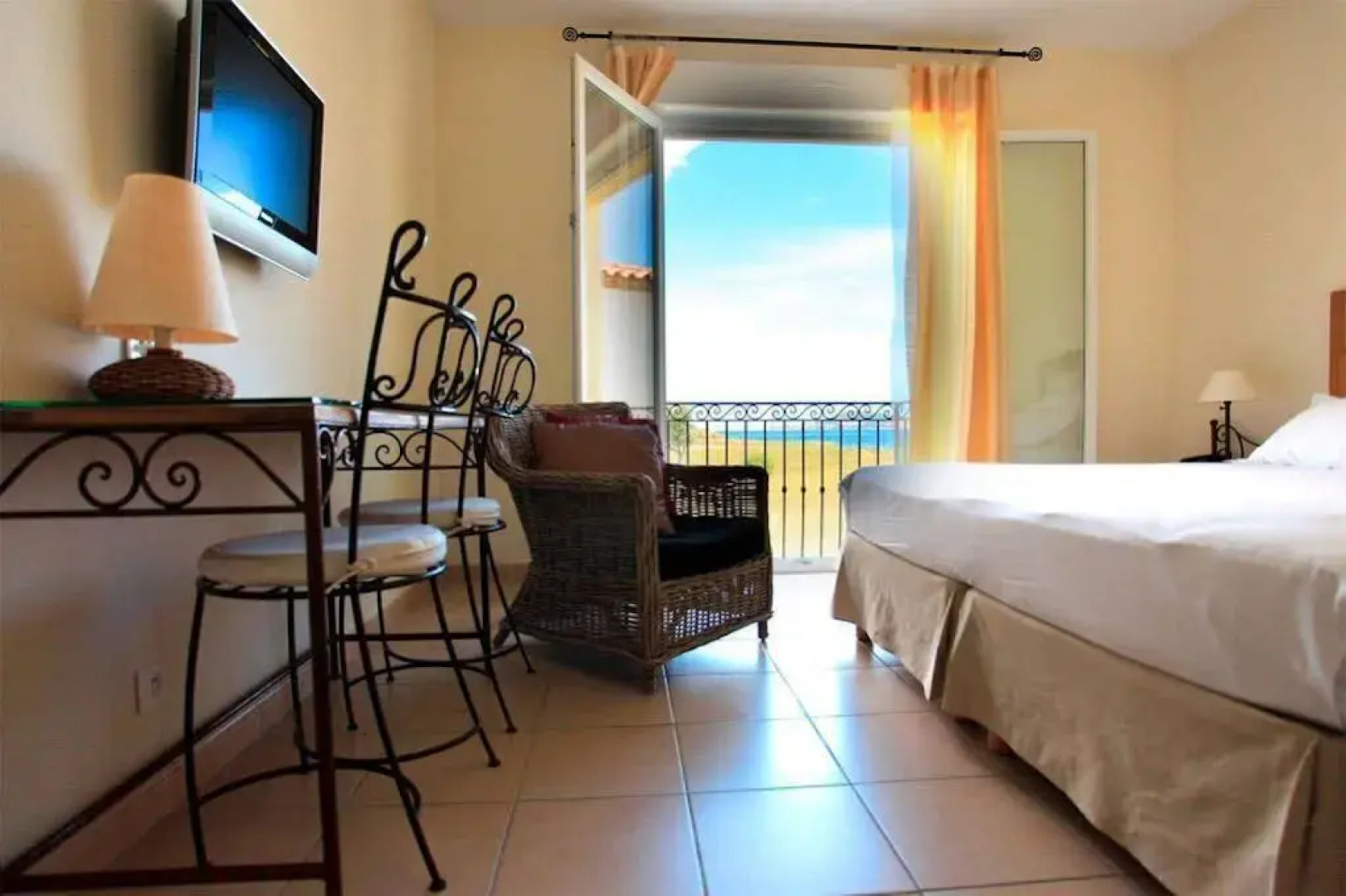 Hotel De La Pyramide