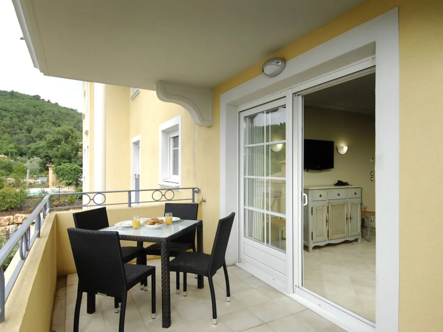 Neat Apartment With Dishwasher, in the Middle of Provence