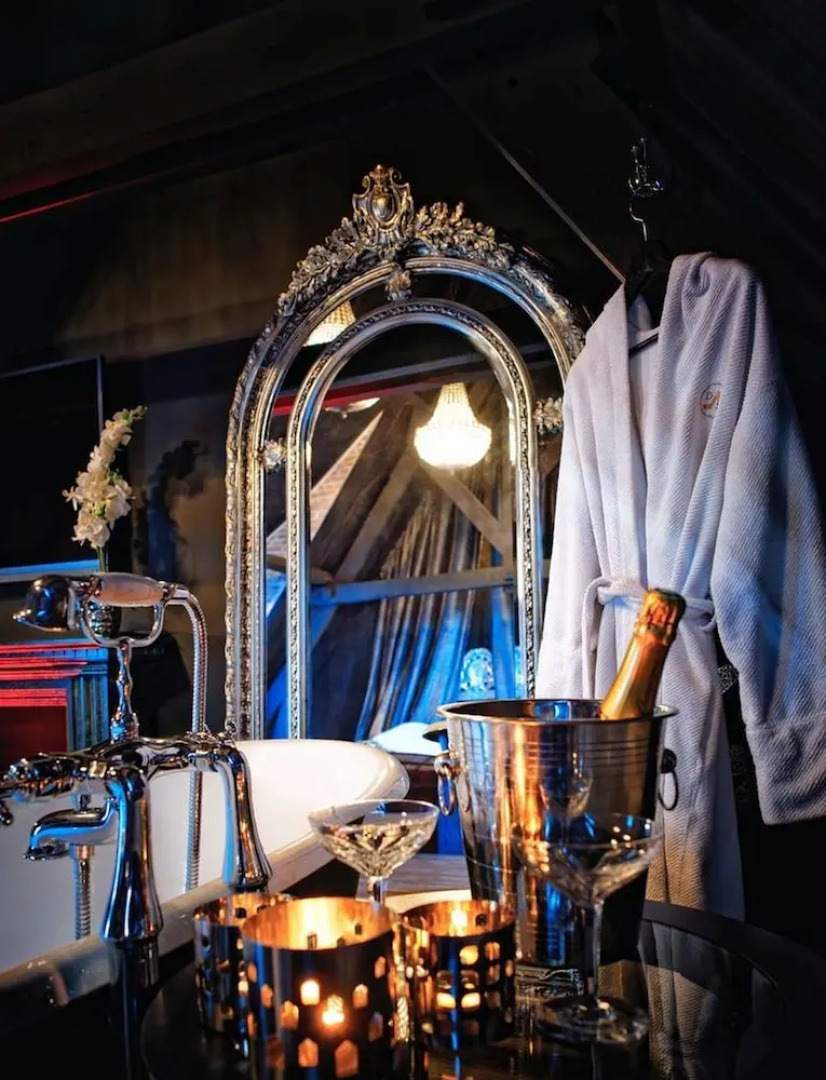 Love Hotel Domaine 10