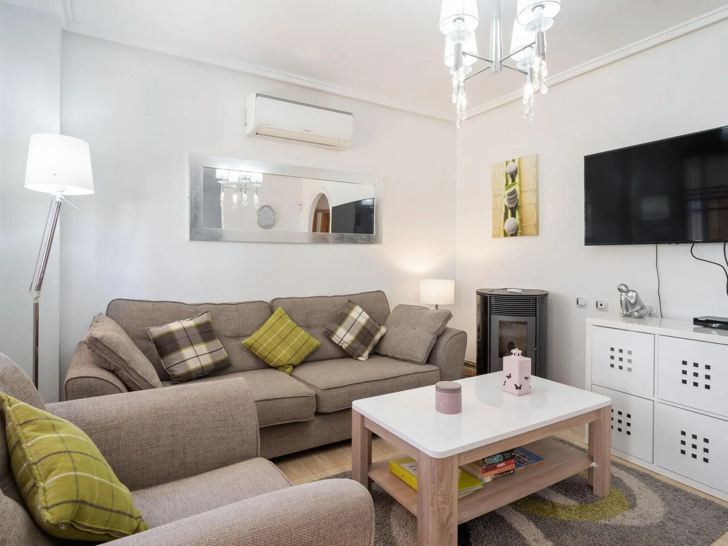 Inviting holiday home in Lo Crispin with shared pool