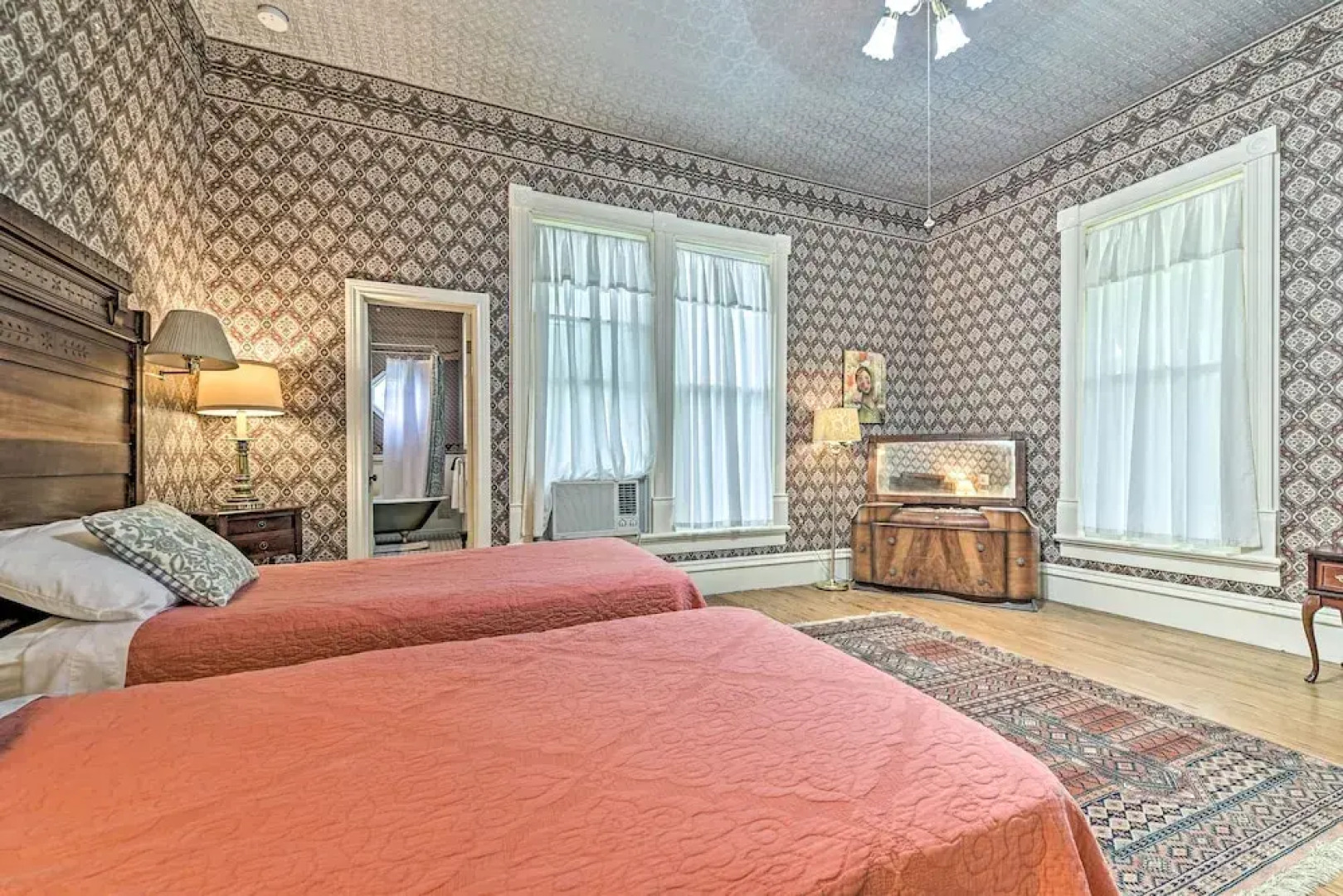 The Lilly House: Historic Glen Rose Home w/ Porch!