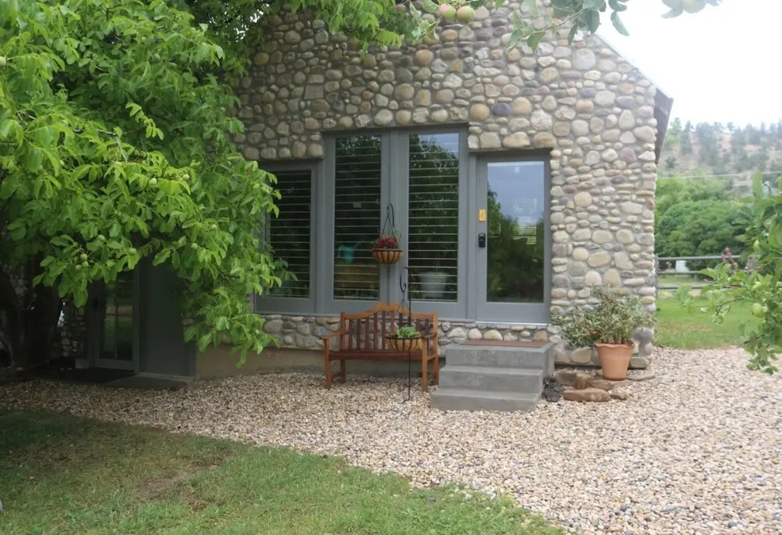 River Stone Inn & Gallery