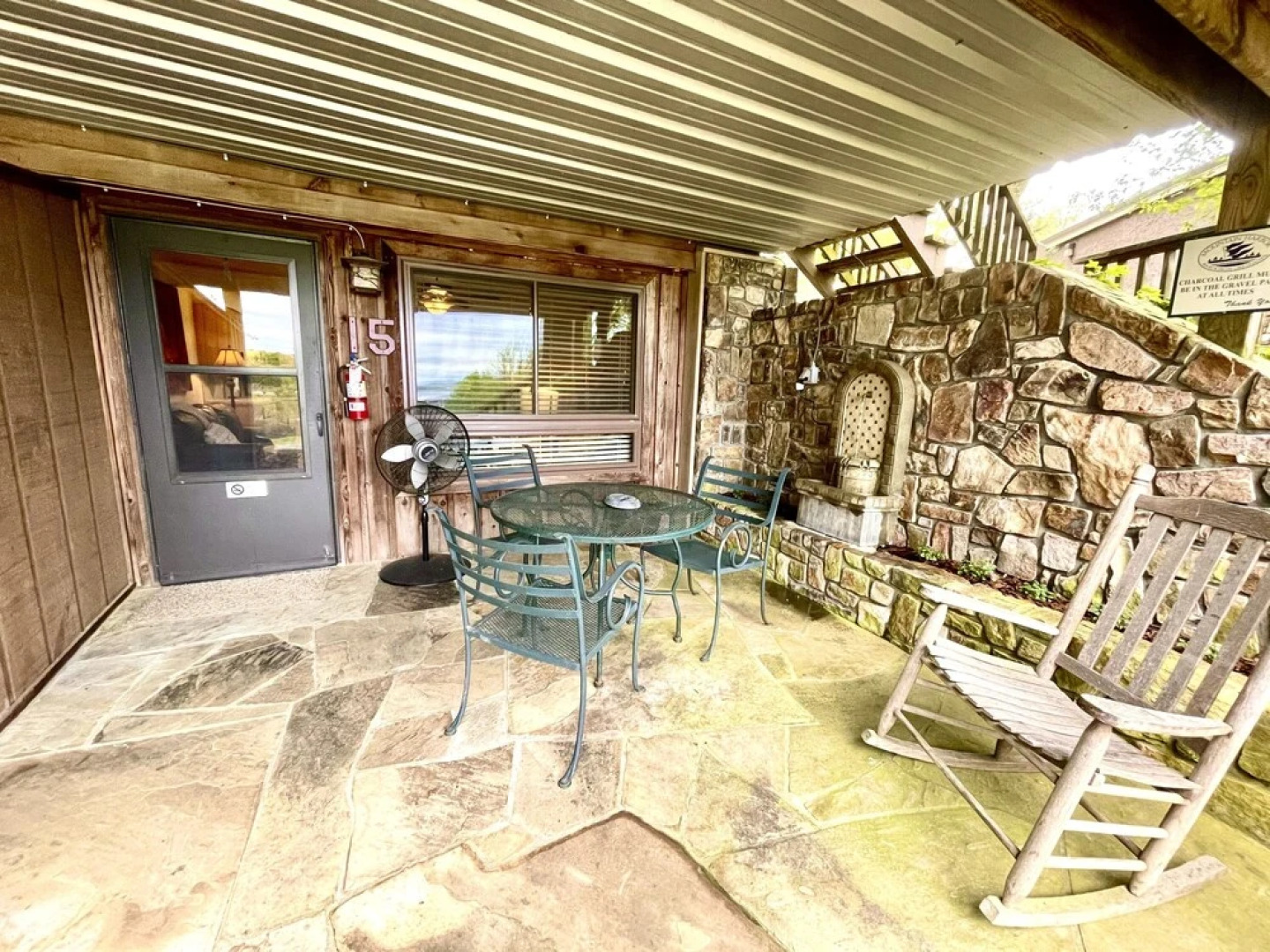 SU15, Spacious studio with full kitchen, dining table and rock patio overlooking Lake Ouachita. by RedAwning