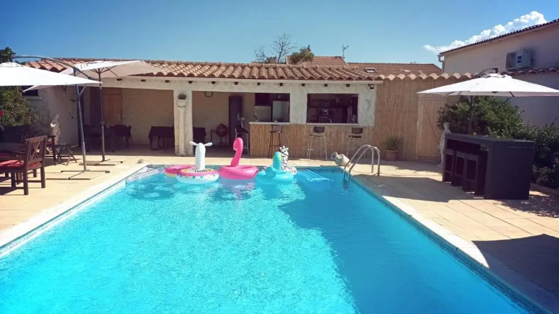Maison à 200m de la mer, 10 mn de l'aéroport de Bastia avec sur place un Snack avec accès piscine gratuit pour la clientèle