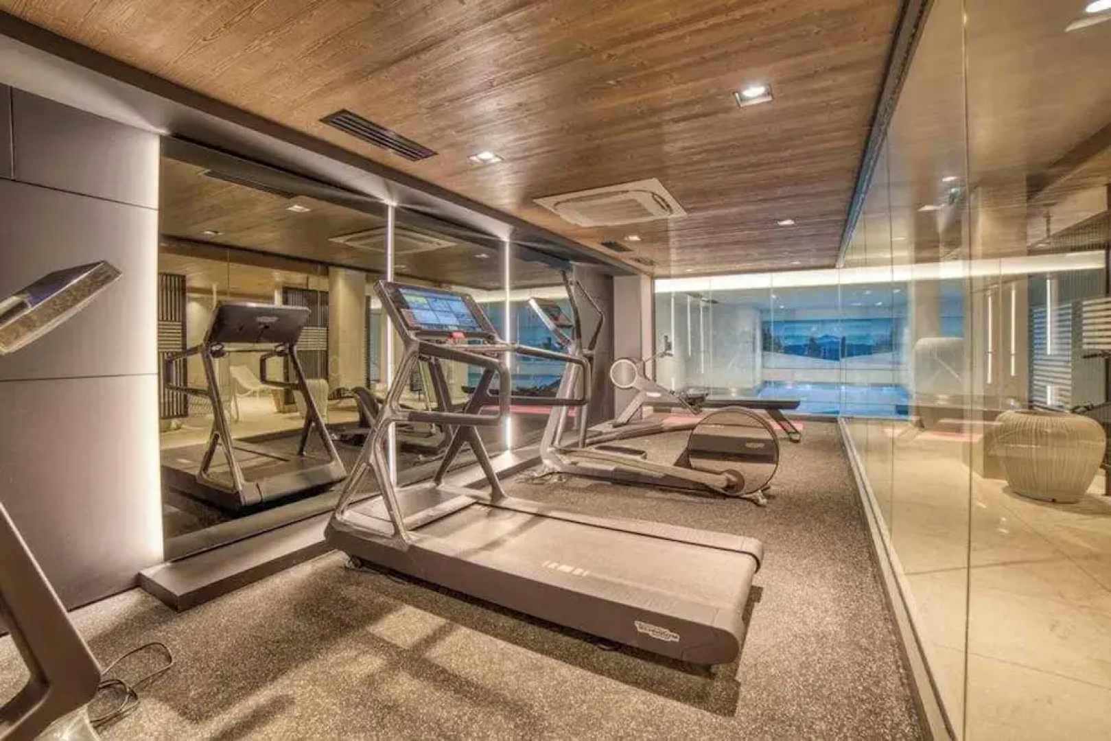 Luxurious 4-room Apartment With Swimming Pool, Gym, spa and Parking