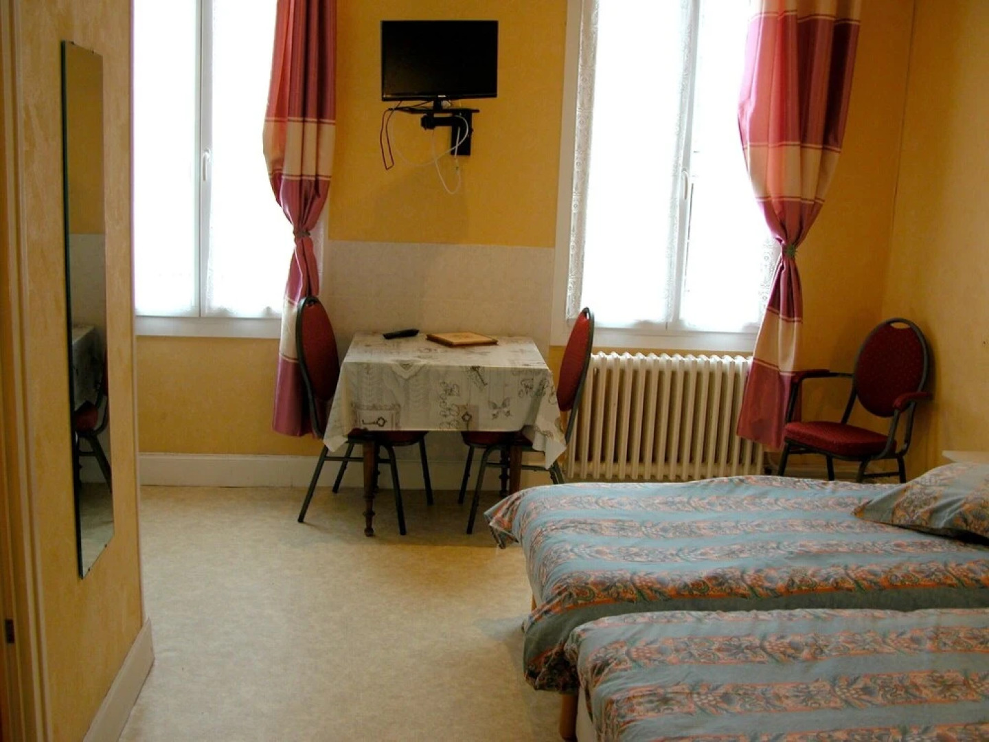 Studio in Néris-les-bains, With Wonderful City View, Enclosed Garden and Wifi