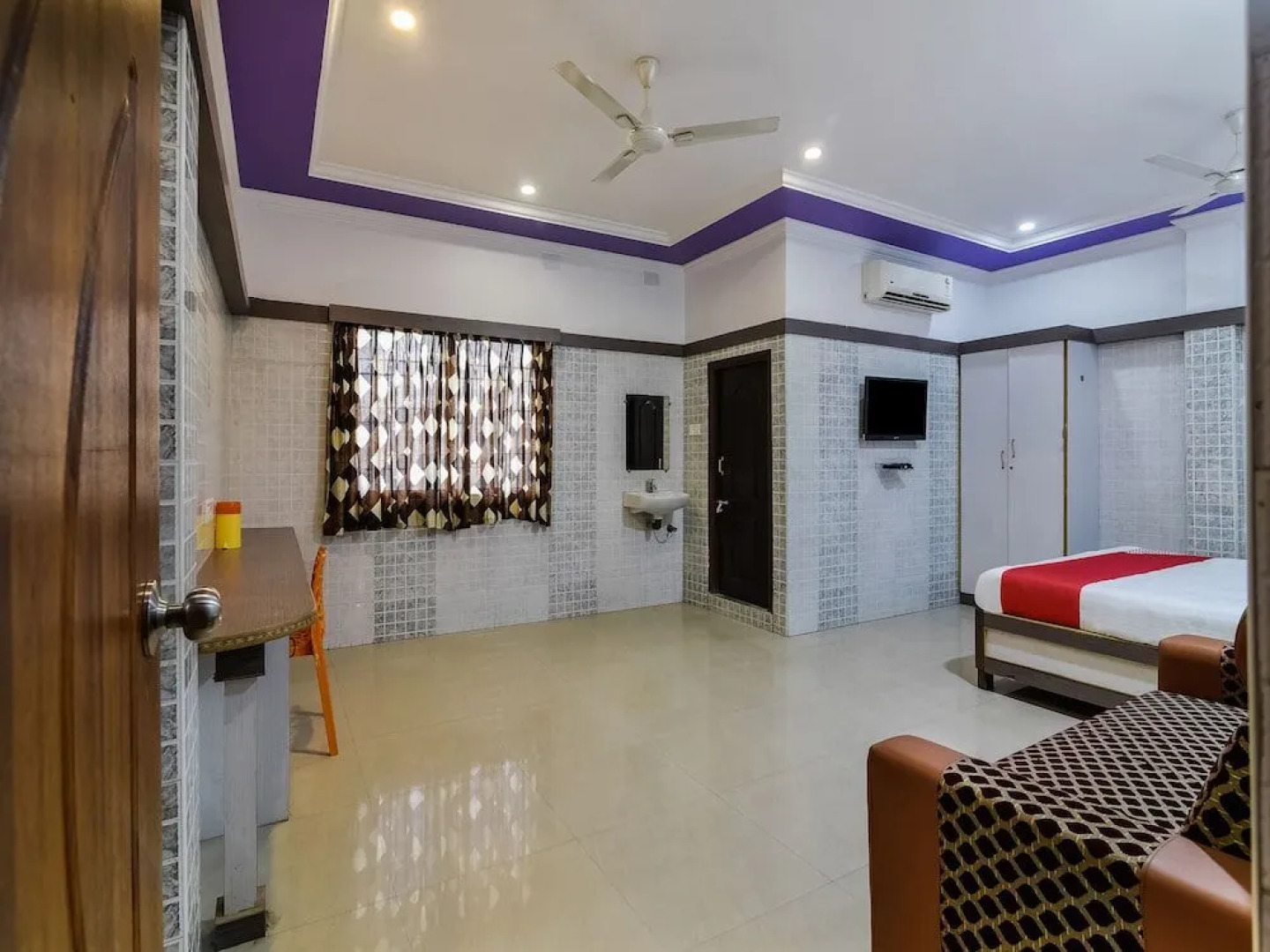 Oyo 30545 Hotel Jeevan Park