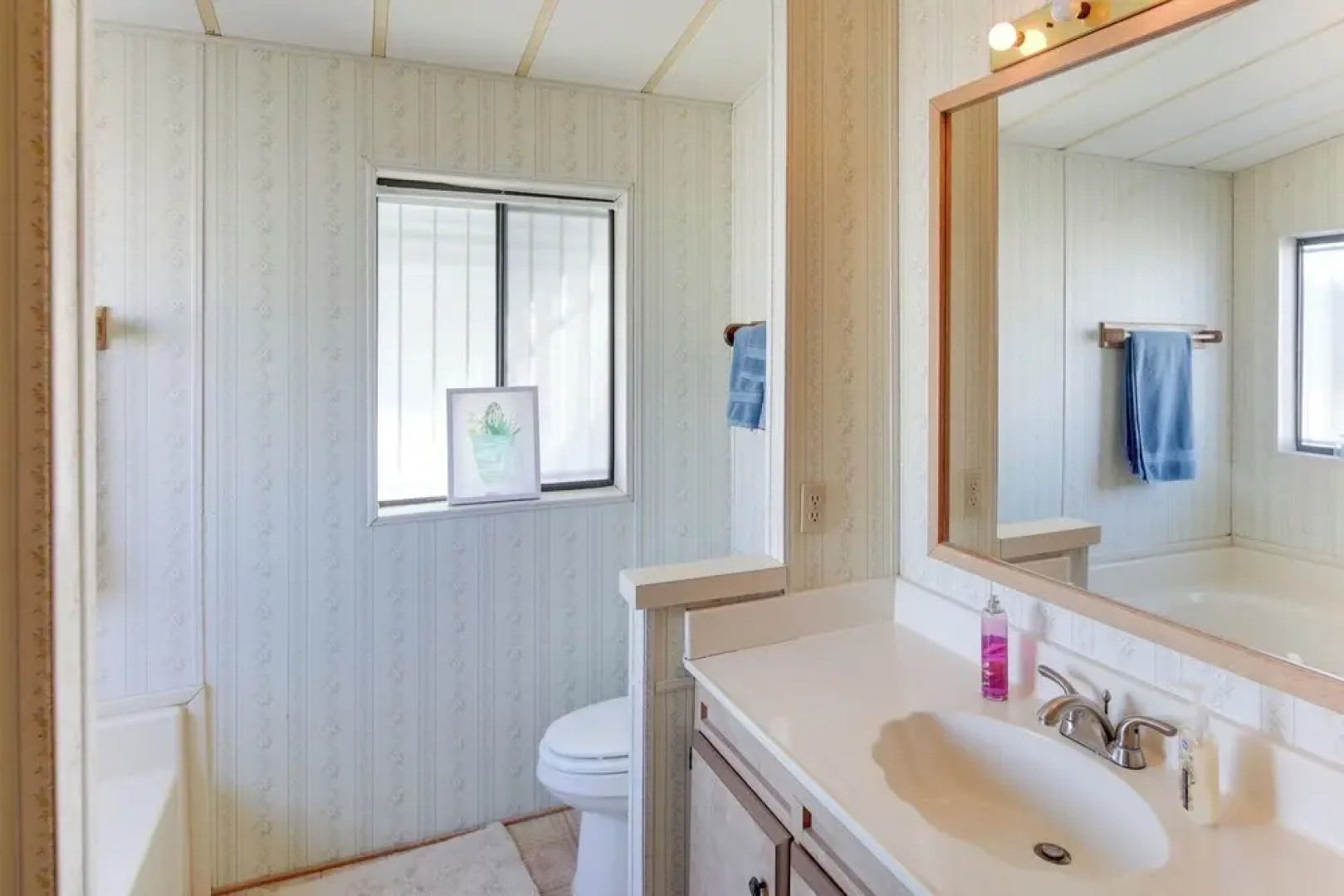 Bullhead City Home w/ Fire Pit - Walk to CO River!