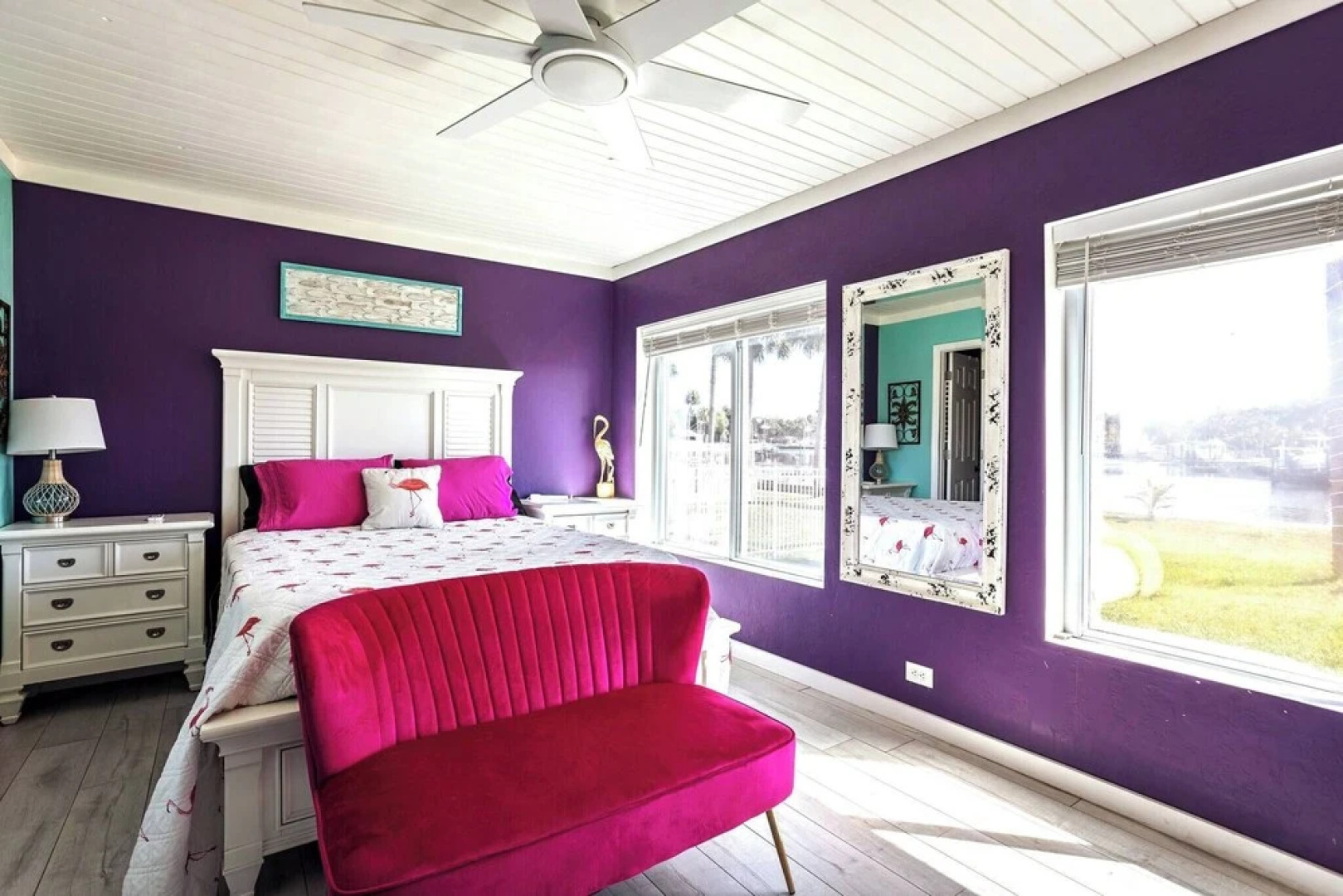 Room-flamingo Room on the Cotee River