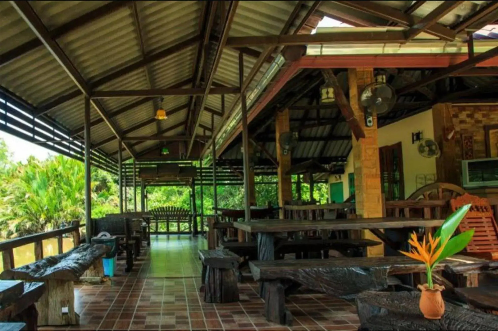 Pop Riverside Homestay