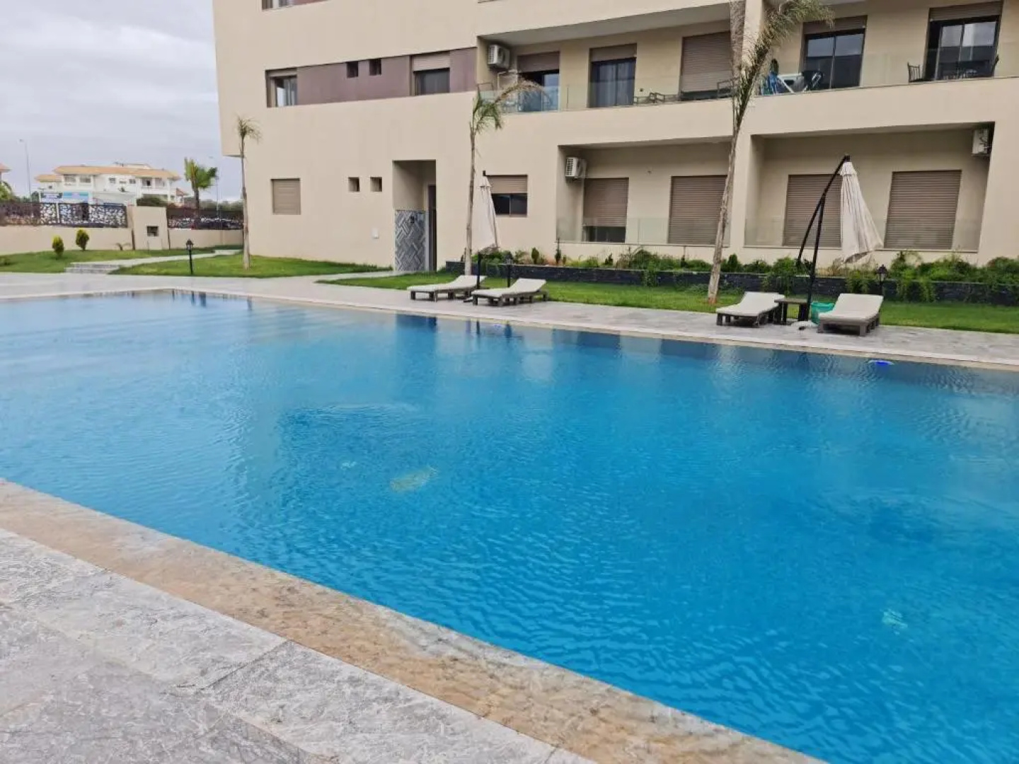Appartement neuf avec piscine à 300m de la plage!