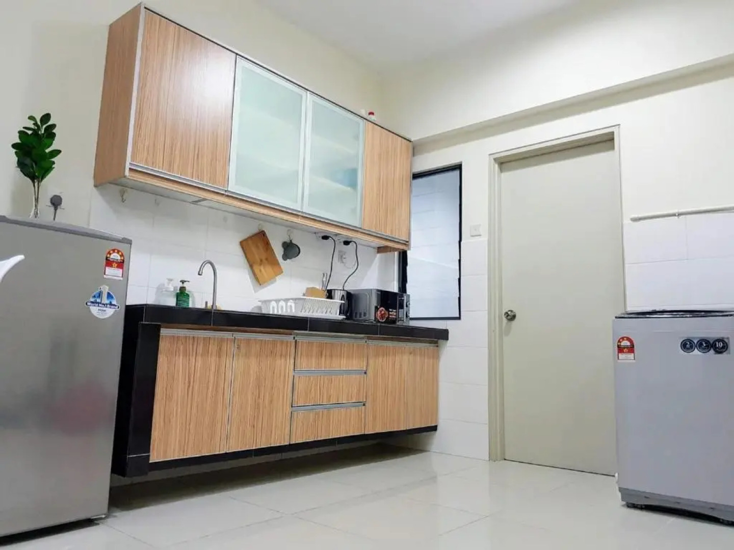 Puchong Setiawalk 8-12 pax 5min LRT Cozy Apartment