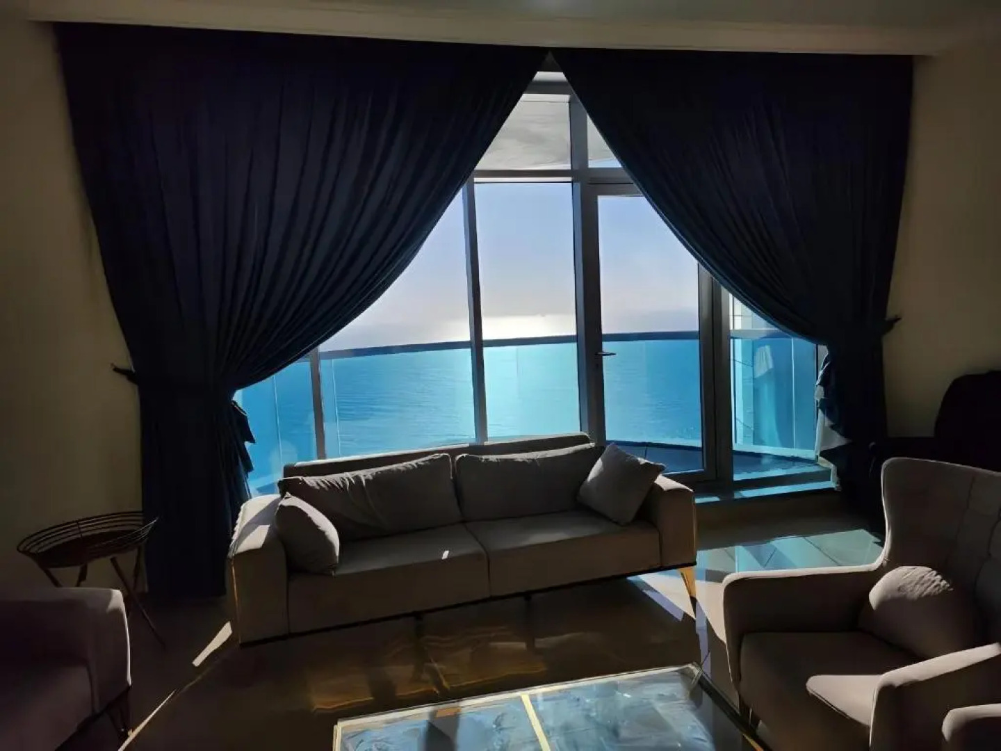 Awesome 2 bedroom apartment with beachfront