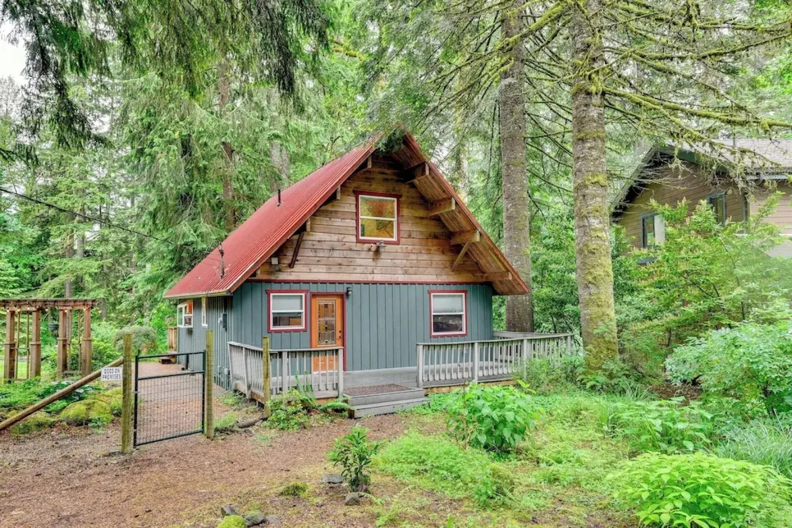 Peaceful Mt. Hood Cabin w/ Hot Tub & Fire Pit!