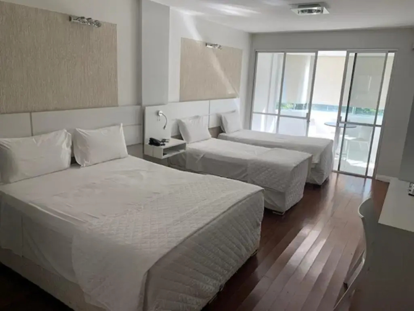 Emirates Hotel & Suítes