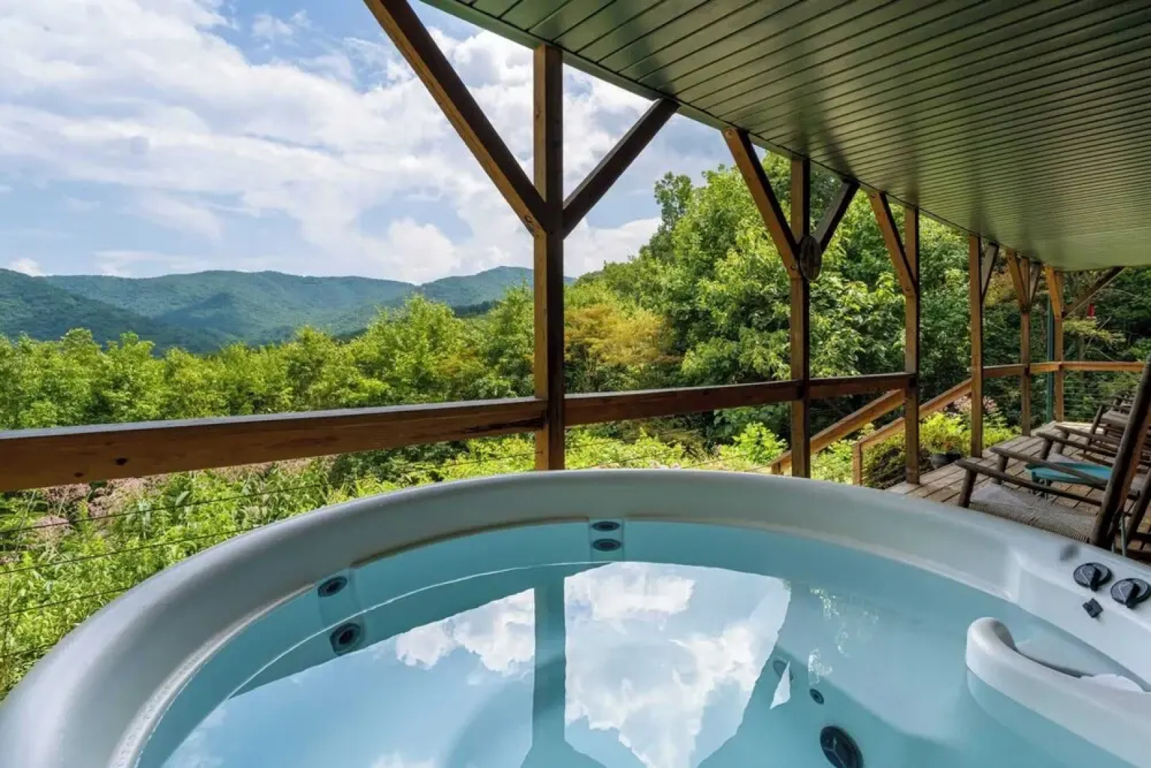 Among the Clouds by Avantstay Views + Hot Tub