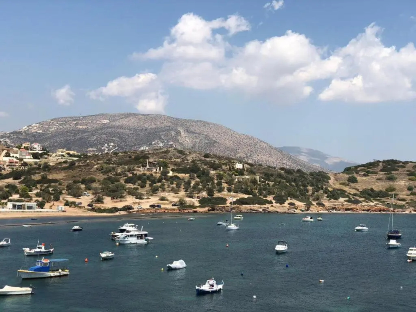 Seaview 2nd flr. apt. next to the beach, wifi,a/c,p/c media.