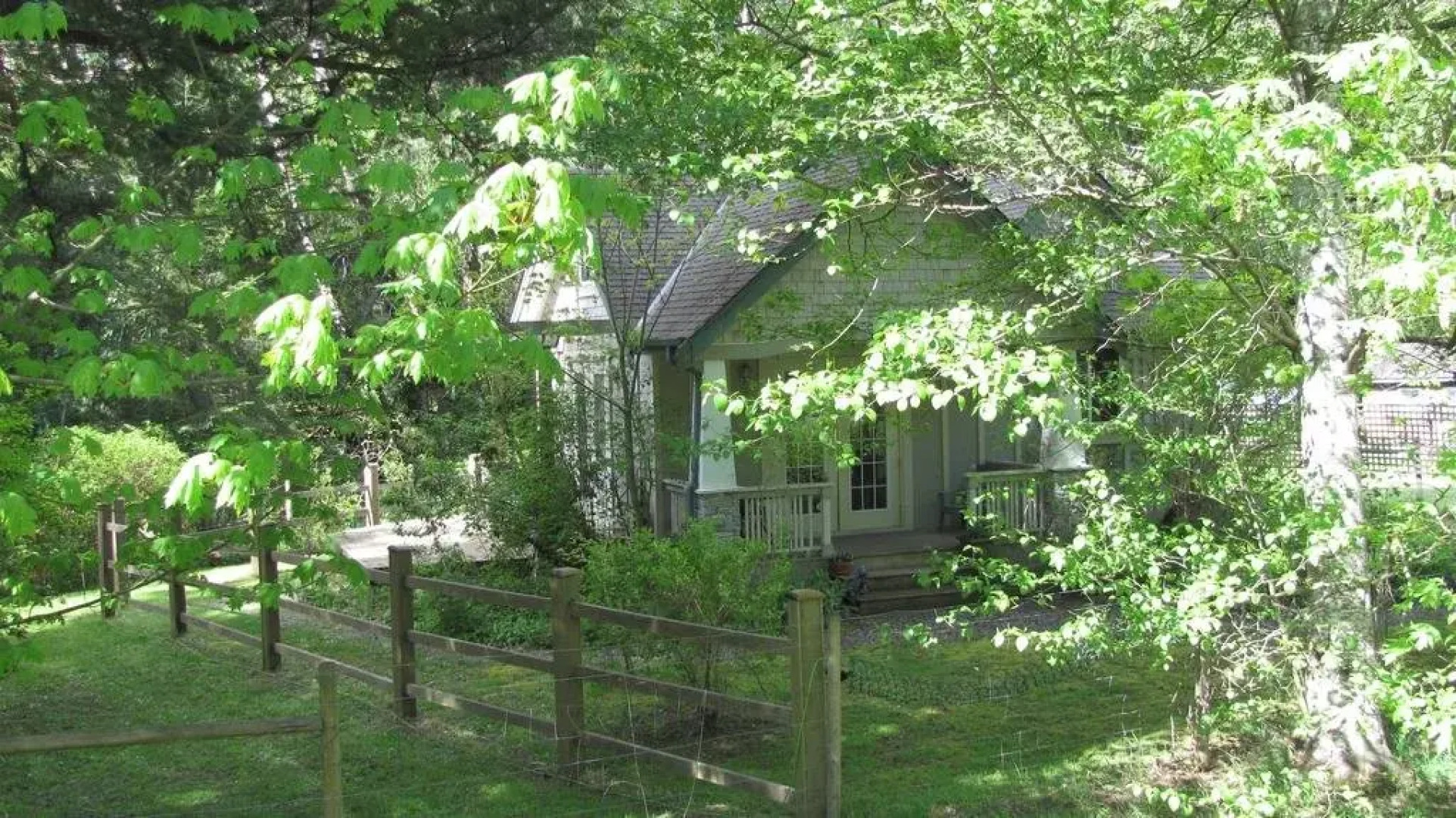 Wisteria Honeymoon Cottage - Suite of Angels