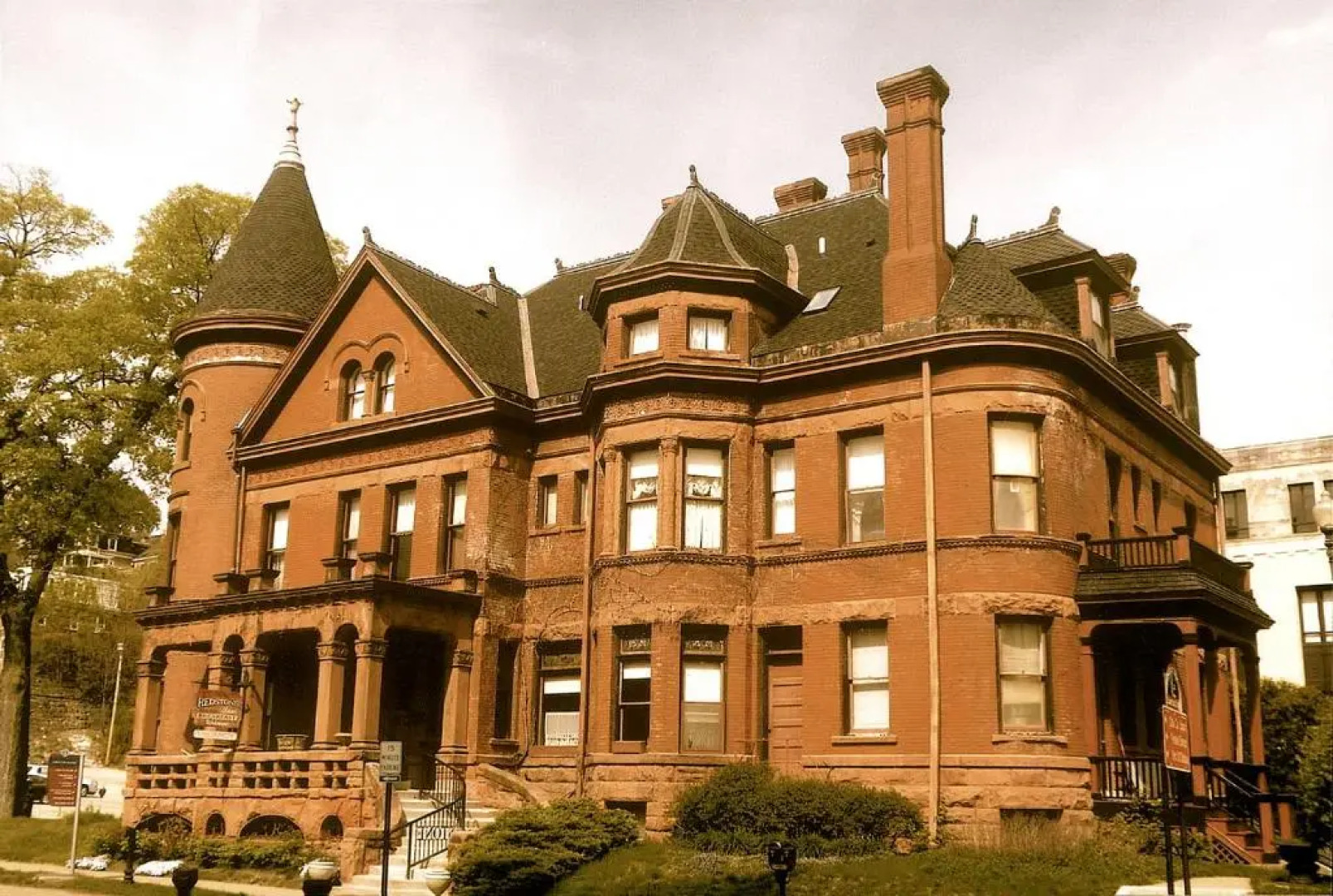 Redstone Inn And Suites