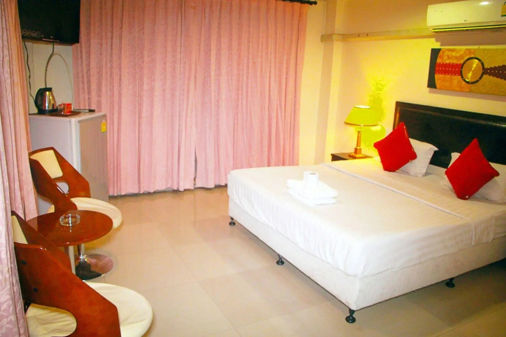 Royal Q&D Suites Hotel