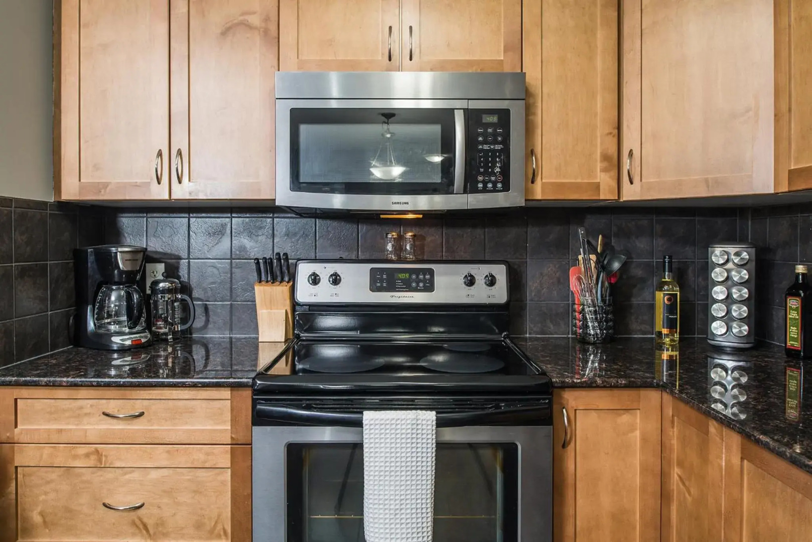 Modern Cozy 2 Bed 2 Bath with Lake and Mountain Views Pool and Hot Tub