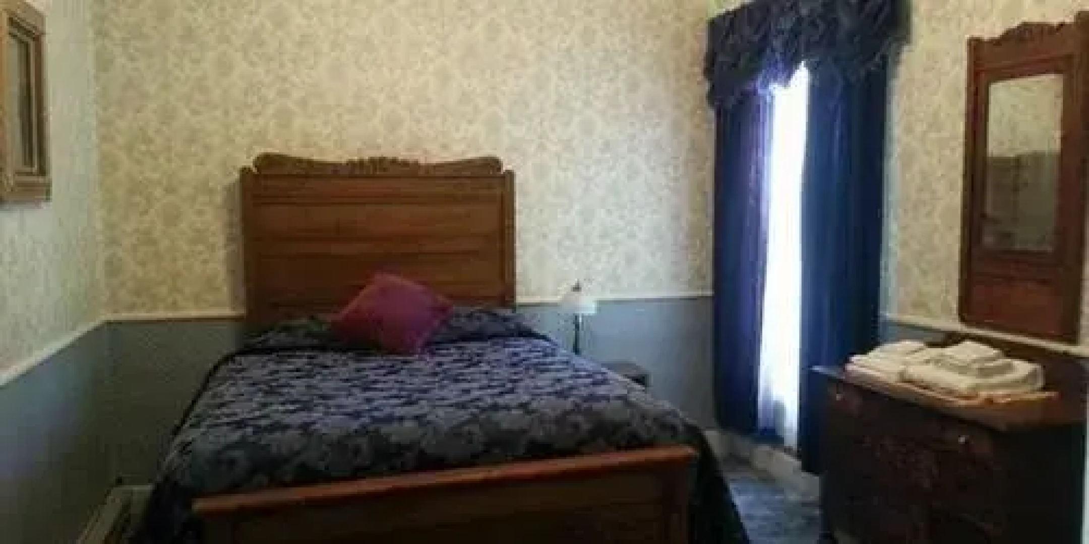 The Mine Shaft Inn Hotel & Hostel