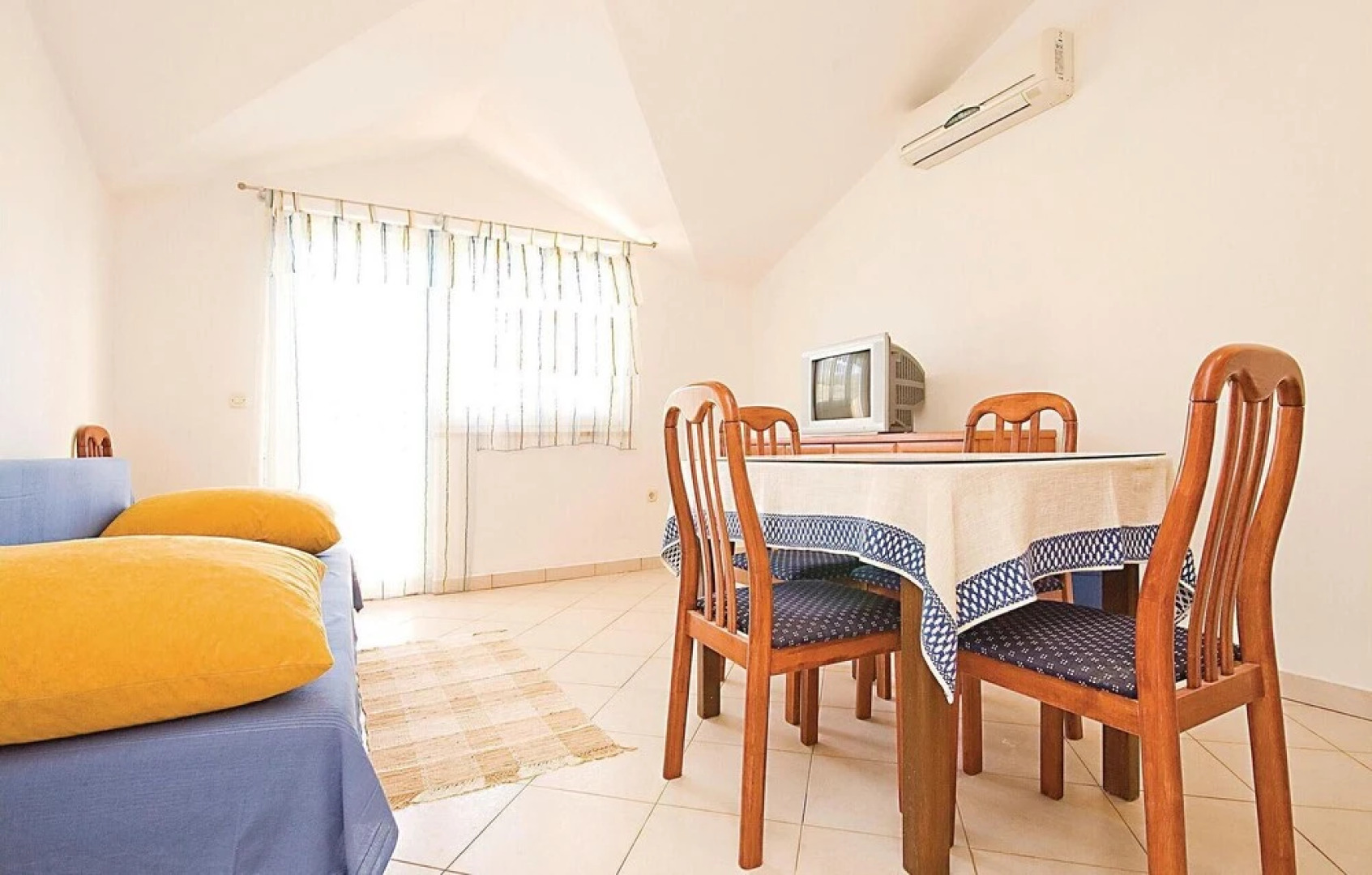 Beautiful Home in Banj With Wifi and 5 Bedrooms