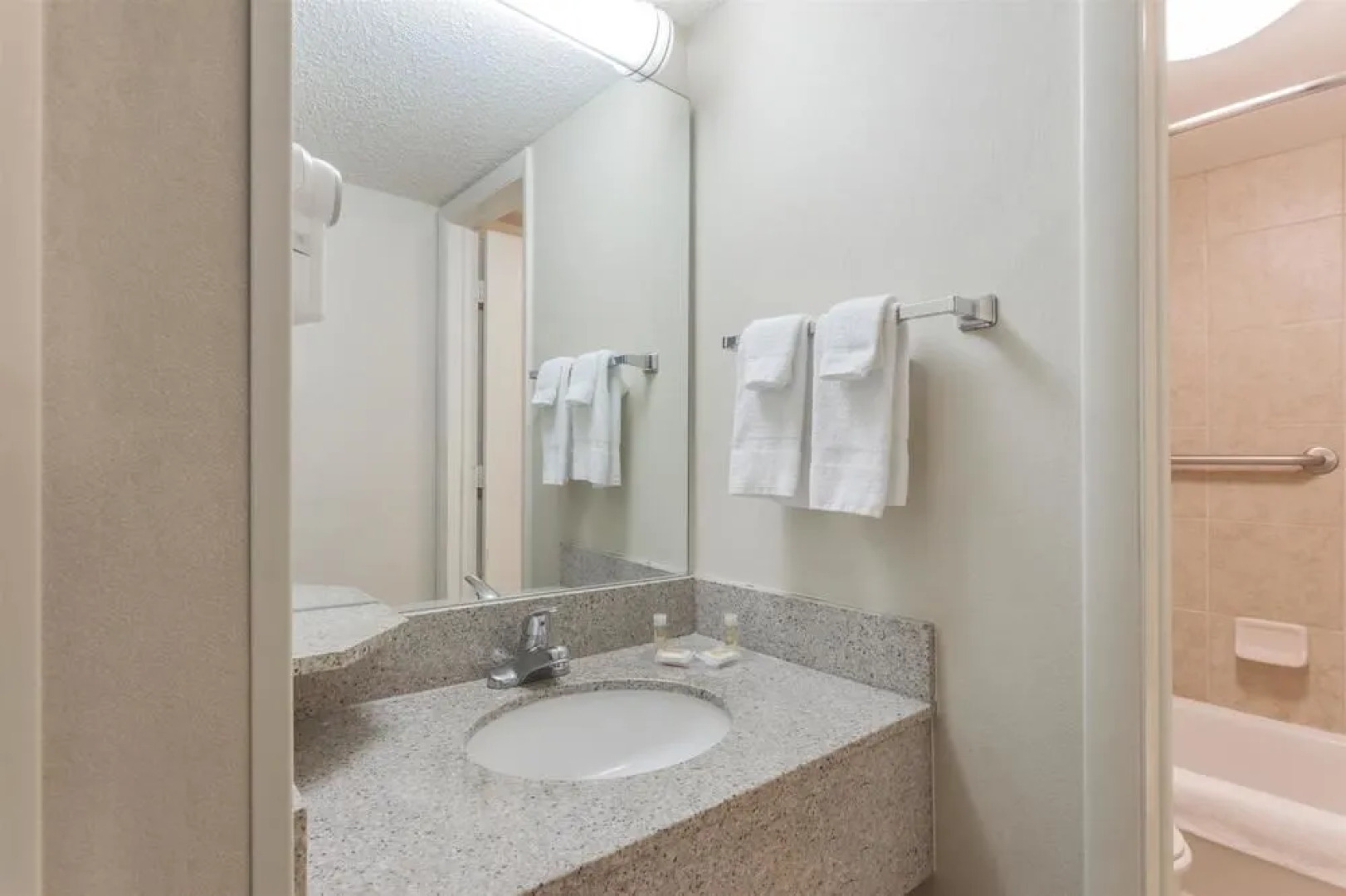 Days Inn & Suites Warren