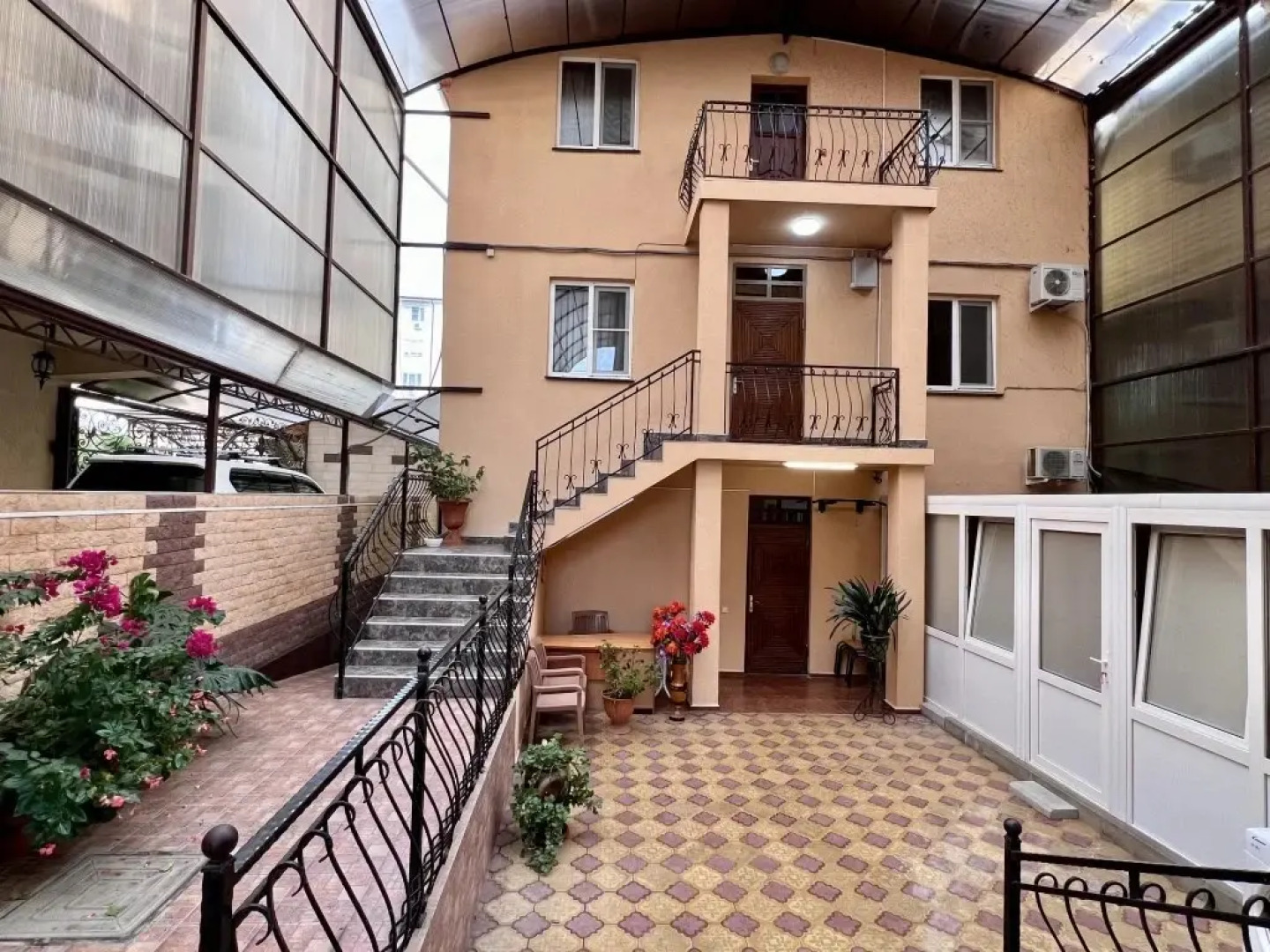 Gostevoy Dom Elanzhi Guest House