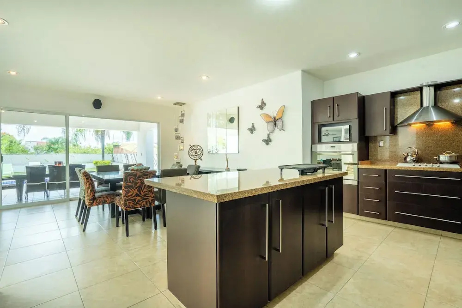 Spacious 5 Bedroom Oasis with Pool & BBQ