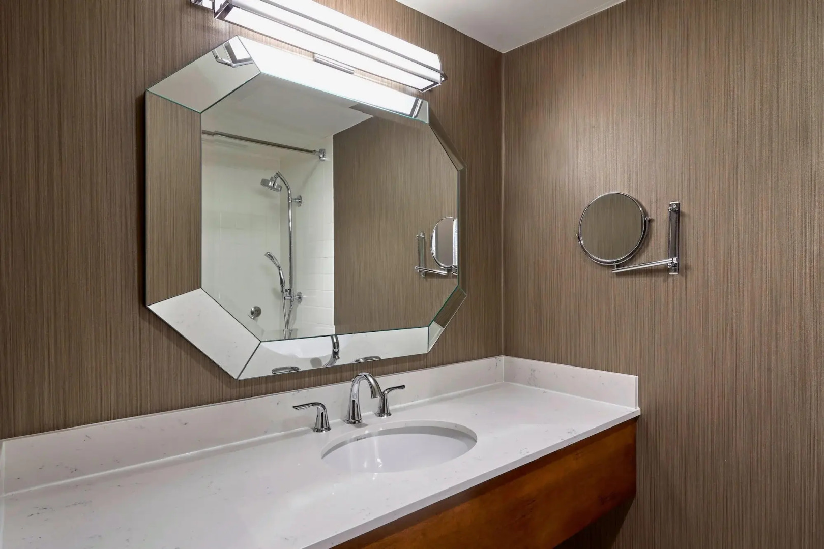 Sheraton Milwaukee Brookfield Hotel