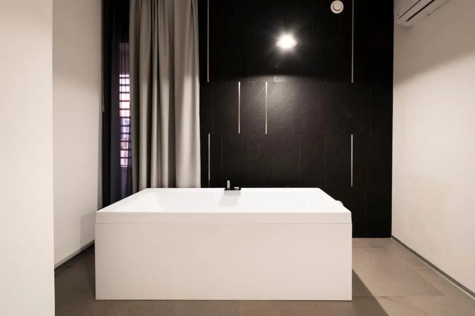 Alkamuri Posh Hotel Spa 107 Jacuzzi Suite