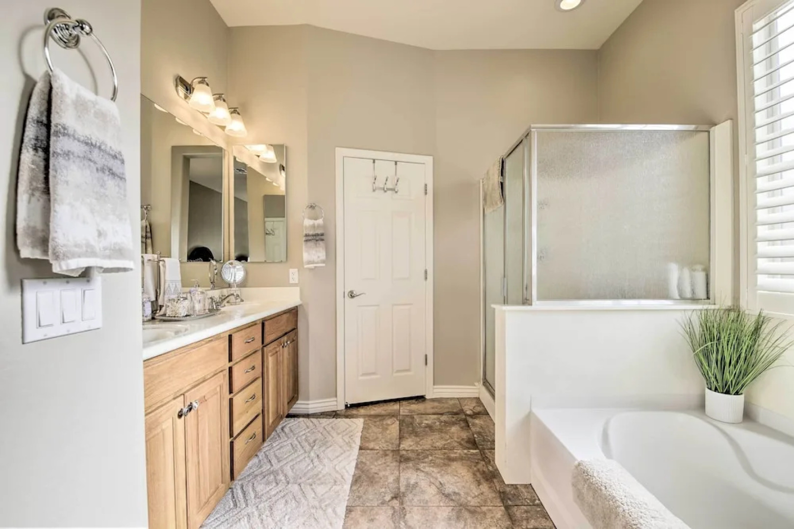 Game Room & Pool: Stylish Goodyear Home!