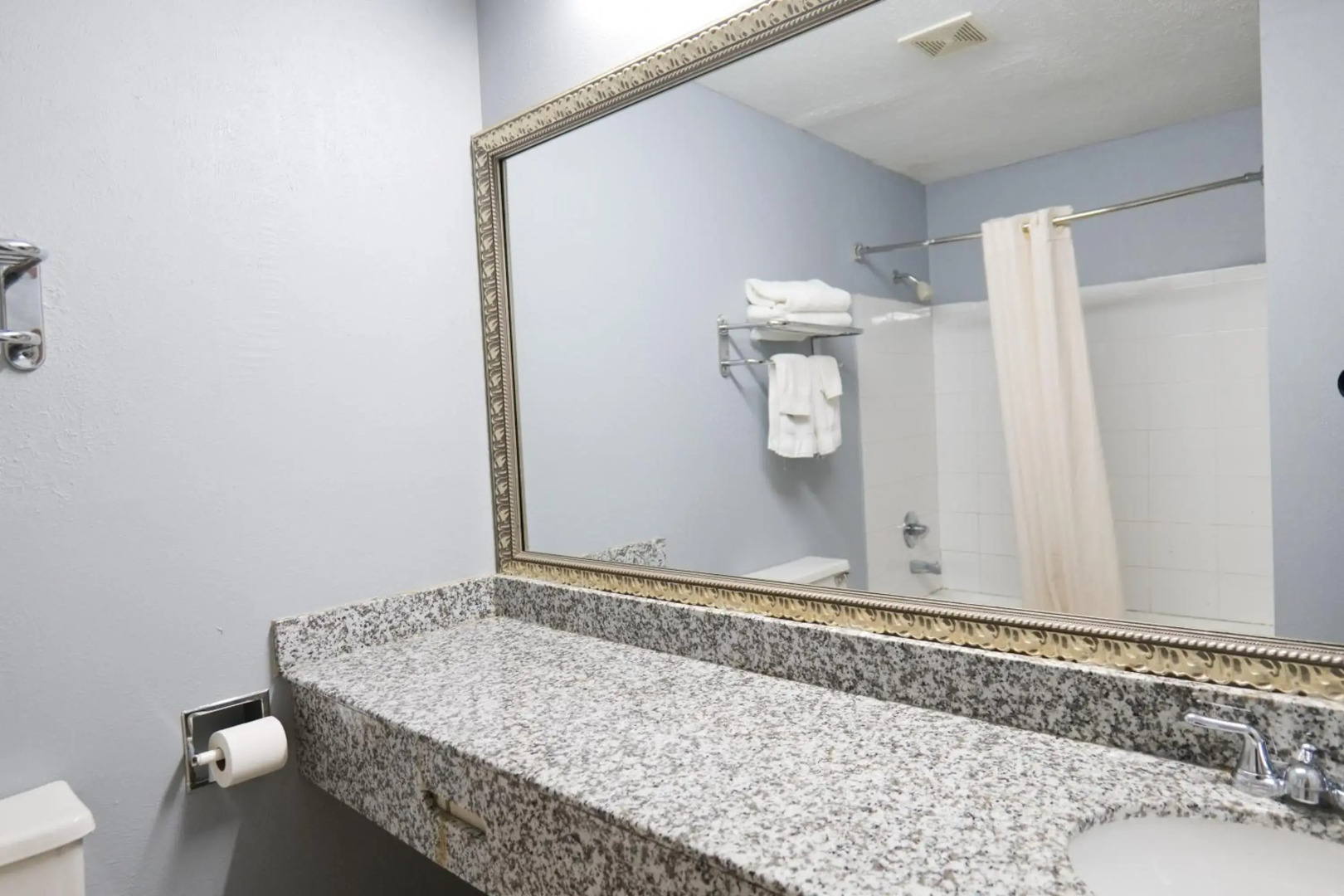 Baymont by Wyndham Flint Airport North