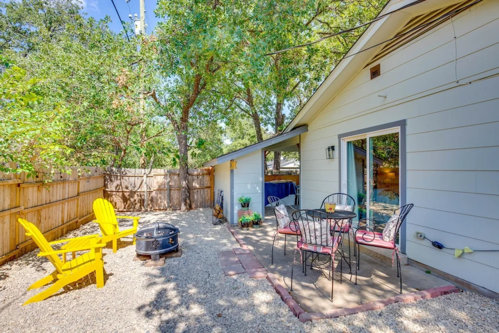 Charming Granbury Cottage Retreat w/ Private Patio