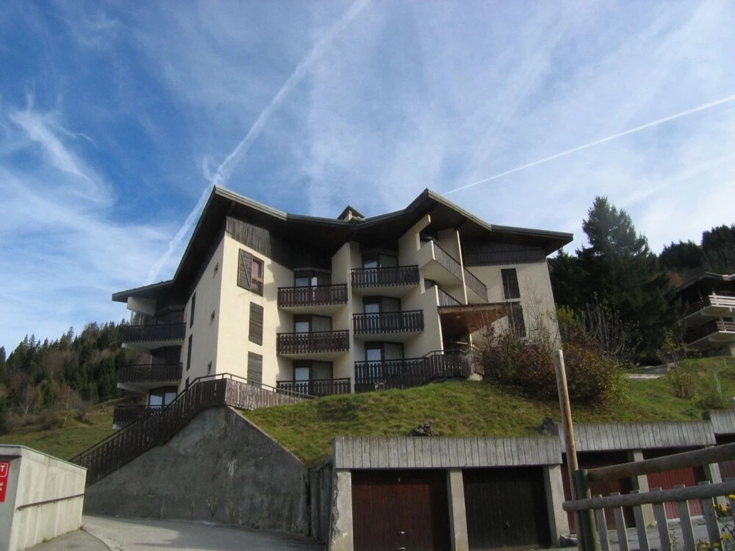 ARAVIS 16003 La Clusaz Skis aux pied