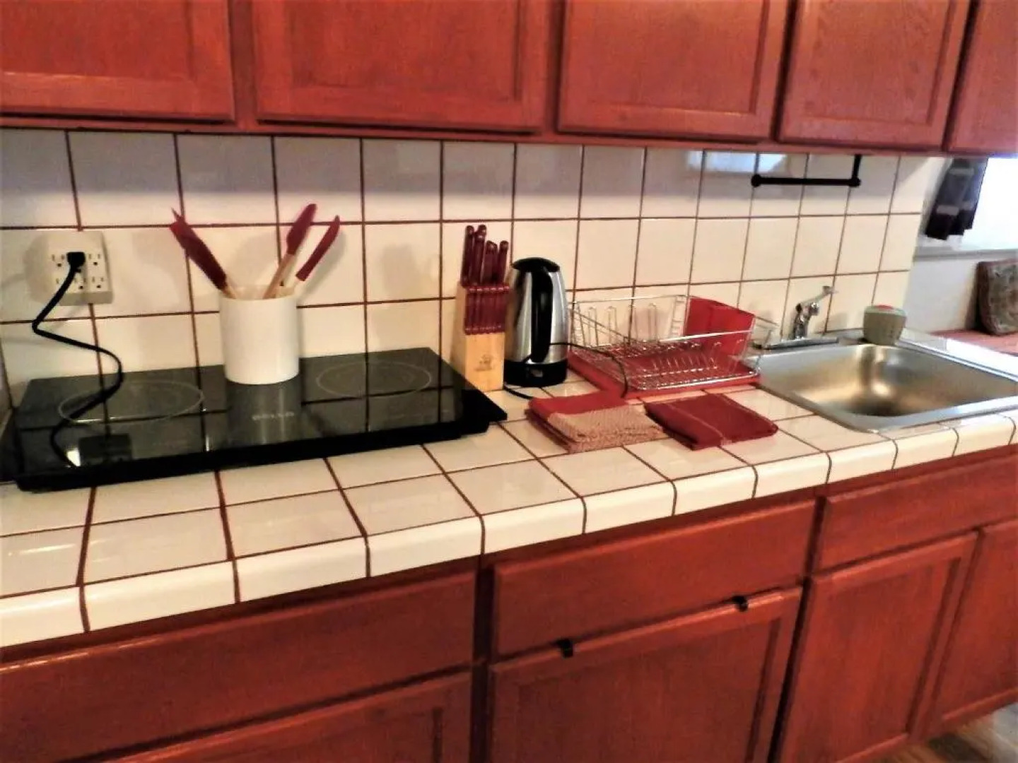 New Charming 2 Bedrooms Unit Close To Everything