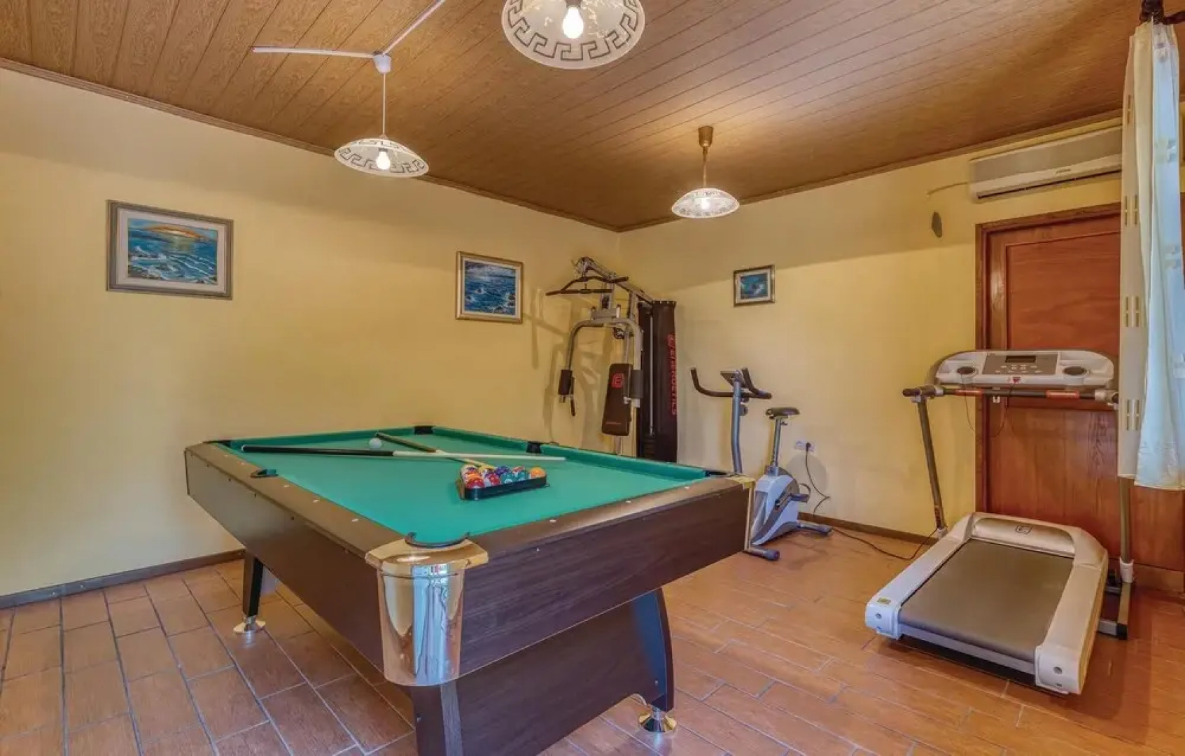 Beautiful Home in Donji Zagon With Wifi and 6 Bedrooms