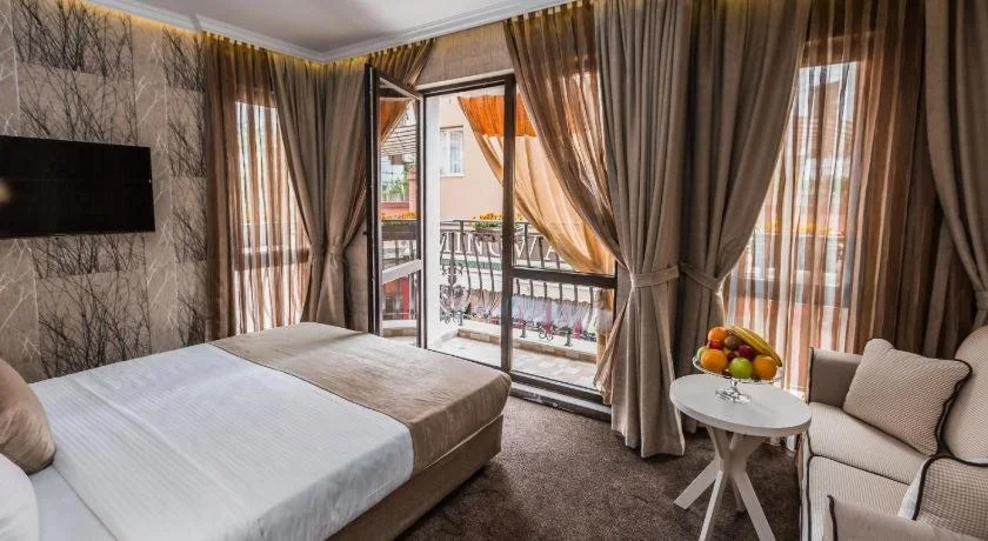 8 12 Art Guest House