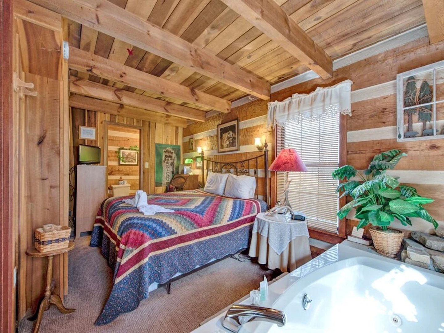 Fox Den 2 Bedroom Home with Hot Tub