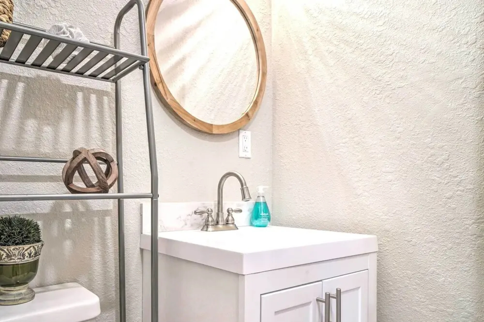 Adorable Studio Cottage: Walkable to Town!